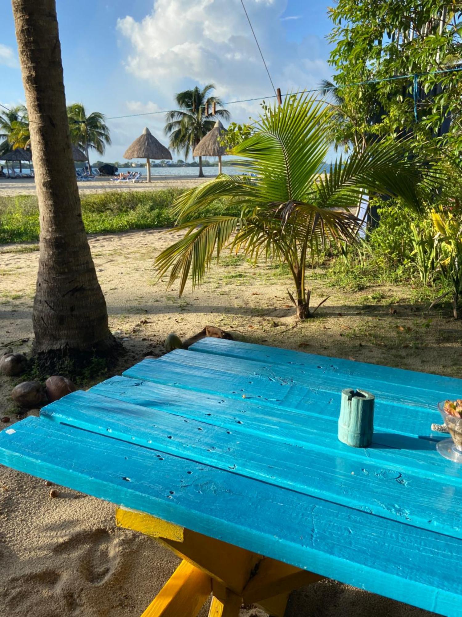 Anda Di Hows Hostel Placencia Eksteriør bilde