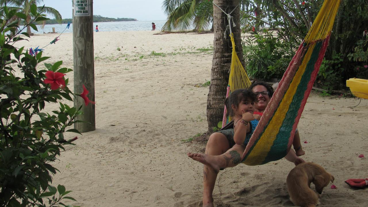 Anda Di Hows Hostel Placencia Eksteriør bilde