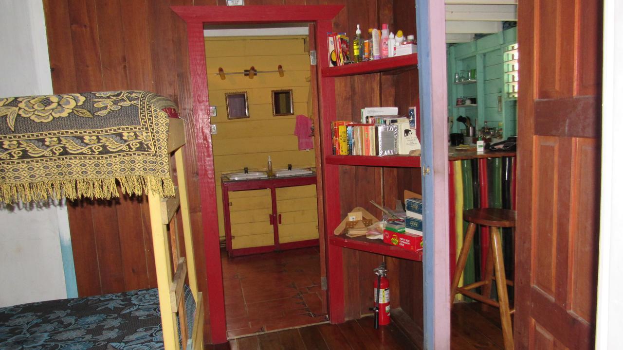 Anda Di Hows Hostel Placencia Eksteriør bilde