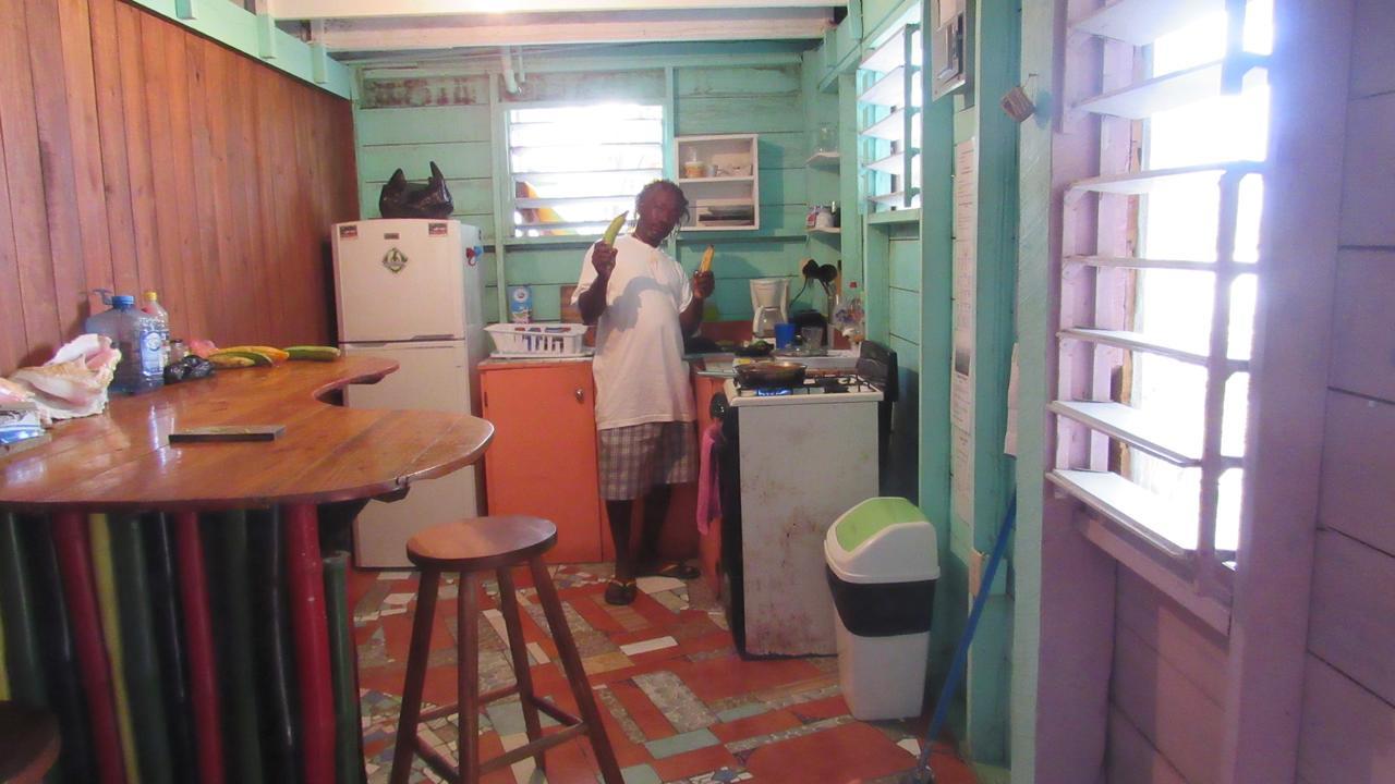 Anda Di Hows Hostel Placencia Eksteriør bilde