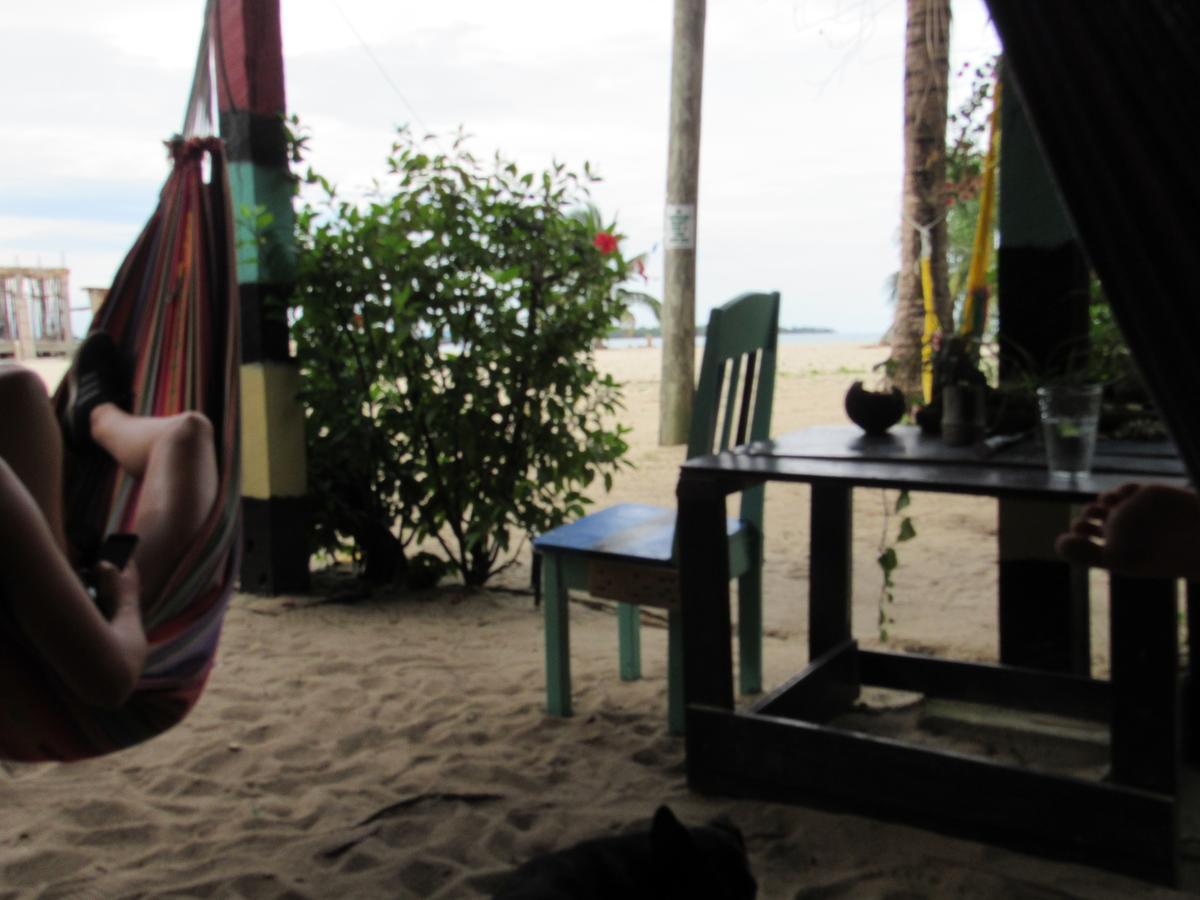 Anda Di Hows Hostel Placencia Eksteriør bilde